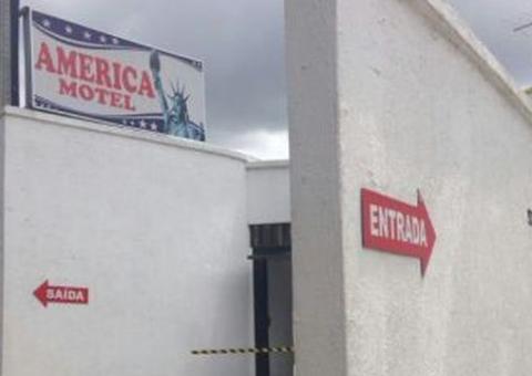 Sexo a três termina no cofre do motel