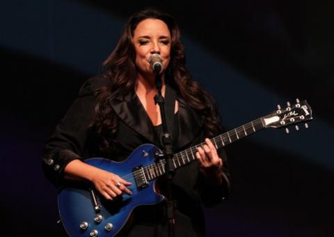 Ana Carolina lança "Combustível", escute