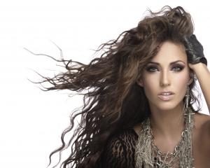 Confira "Absurda", novo single de Anahí