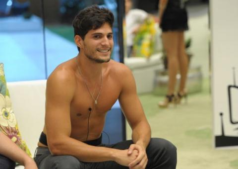 André diz que estava difícil dormir sem beijar Fernanda