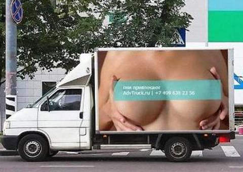 Publicidade de nudez causa recorde de acidente no trânsito de Moscovo