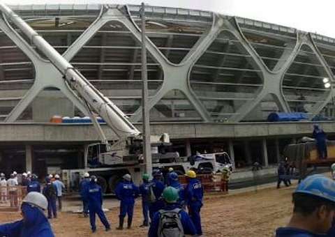 Guindaste tomba sobre cobertura da Arena Amazônia