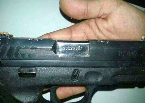 Para fugir da polícia, motorista joga fora arma de uso exclusivo da PM