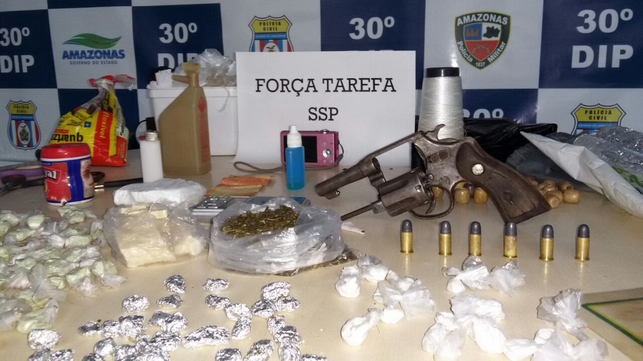 Quadrilha é presa com droga escondida em tronco de árvores