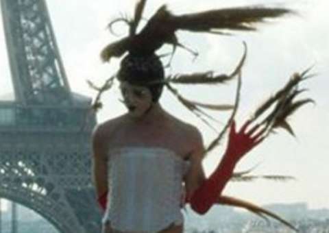 Artista é preso por dançar com um galo amarrado ao seu pênis