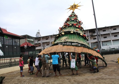 Desmontagem da ornamentação natalina é acompanhada por artista plástico