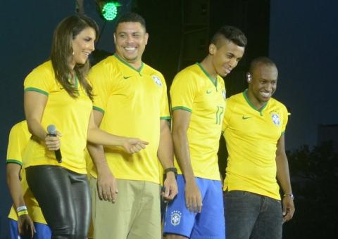 Ivete Sangalo, Ronaldo e mais atrações na apresentação da nova camisa da Seleção