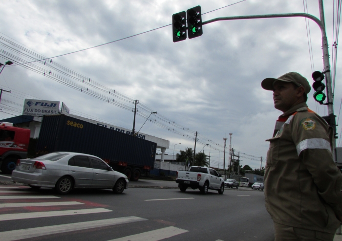 Semáforo na Torquato Tapajós dá mais segurança para pedestres 