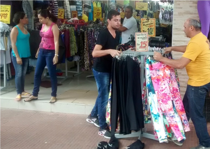 Loja de confecções expõe produtos na calçada e é multada pela quinta vez