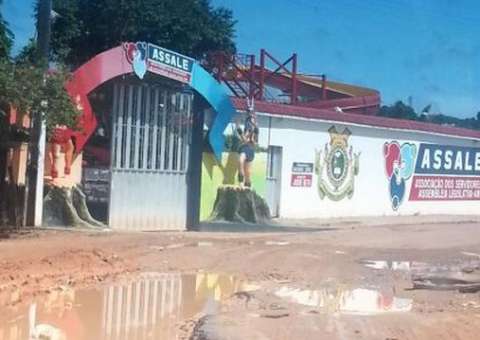 Sede do clube da Aleam está no meio da lama