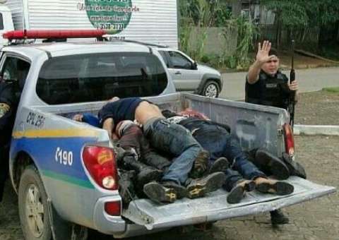 Bandidos invadem quartel, rendem PMs, mas acabam mortos