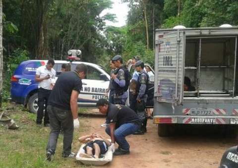 Polícia encontra corpo com dedos quebrados e cinco tiros na cabeça