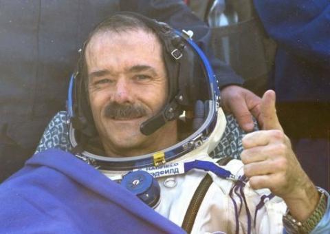 Astronauta canadense retorna à Terra como estrela