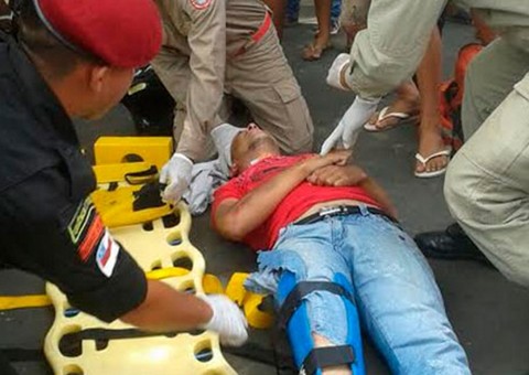 Motoqueiro sofre fratura na perna em acidente de trânsito em Parintins