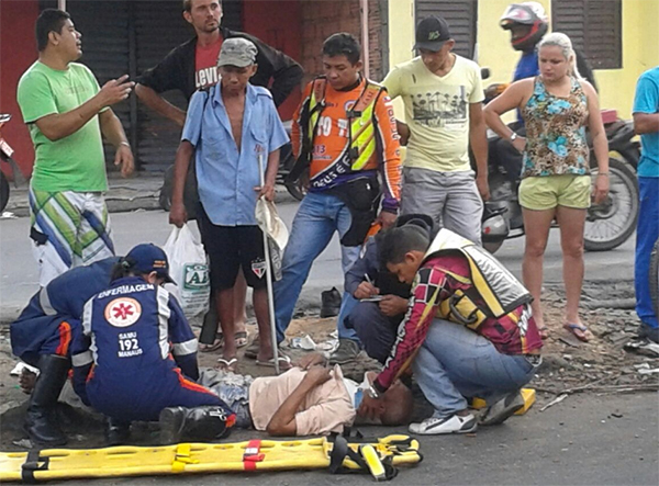 Motocicleta atropela idoso na Cosme Ferreira