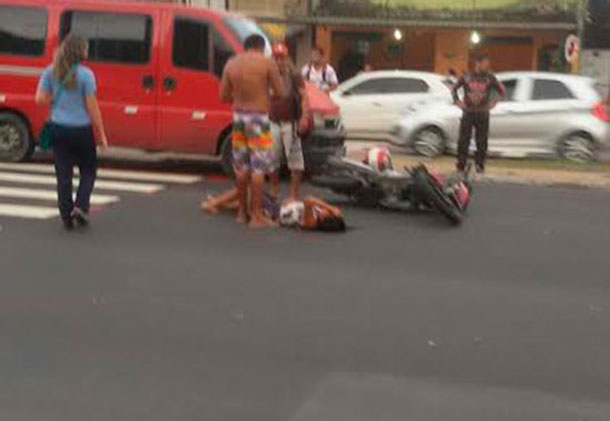 Motoqueiro atropela menina que atravessava a Cosme Ferreira