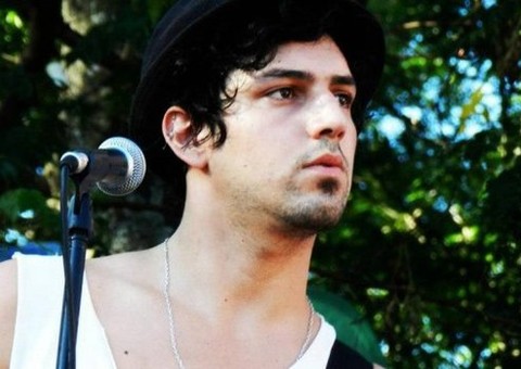 Vocalista de banda de rock morre eletrocutado por microfone na Argentina