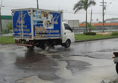 Buracos viram piscina na avenida Buriti