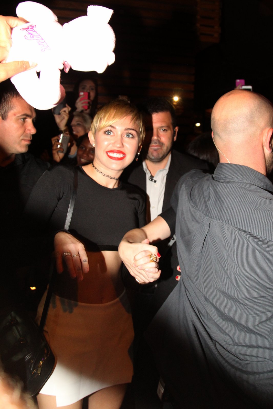   Miley Cyrus curte restaurante carioca e causa tumulto com fãs