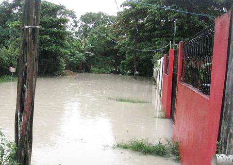 Chuva causa alagações em diversos bairros de Manaus  