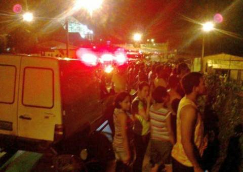 Balsa explode, mata um e deixa  dois feridos