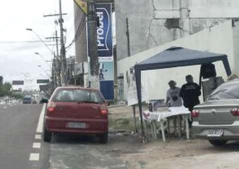 Pedestre tem que andar na pista e disputar espaço com veículos