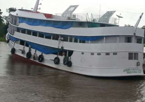 Temporal encalha barco em Itacoatiara