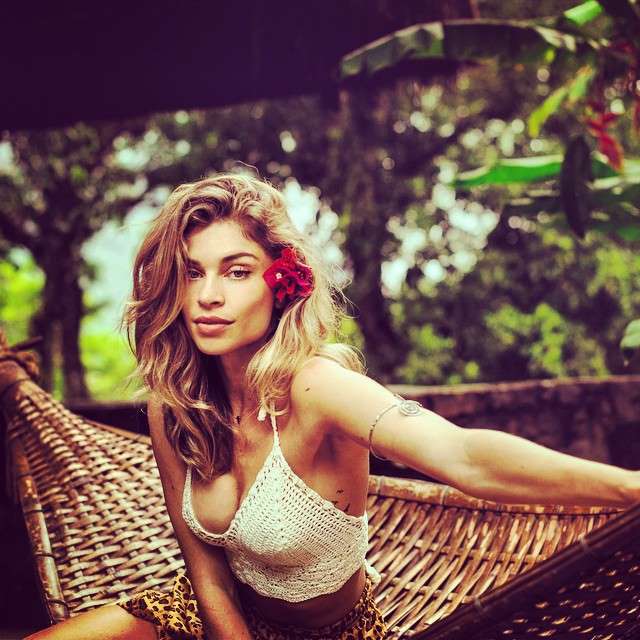 Grazi Massafera provoca na internet com decotão e recebe elogios