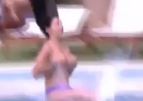 Vídeo: BBB Amanda tira o biquíni e se joga na piscina de topless
