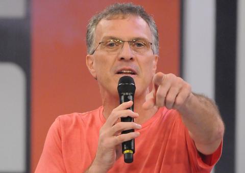 Pedro Bial se irrita com participante