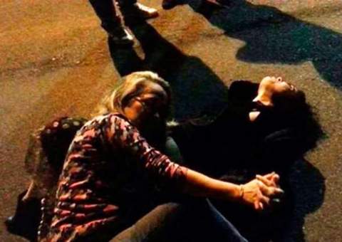 Bêbada, atriz da Globo é flagrada caída na rua