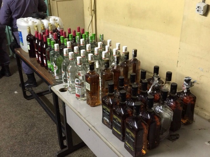 Dois homens tentam entrar na Vidal Pessoa com 70 garrafas de bebida alcoólica