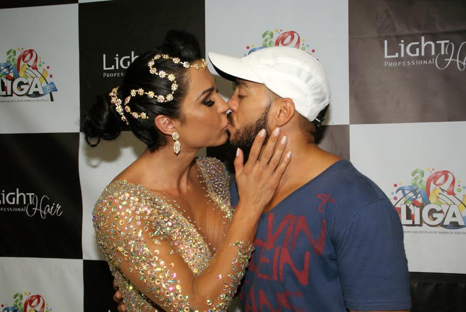 Gracyanne Barbosa ganha beijo do marido Bello antes no sambódromo 