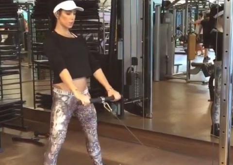 'Musa do abdômen trincado' posta vídeo malhando aos 2 meses de gravidez