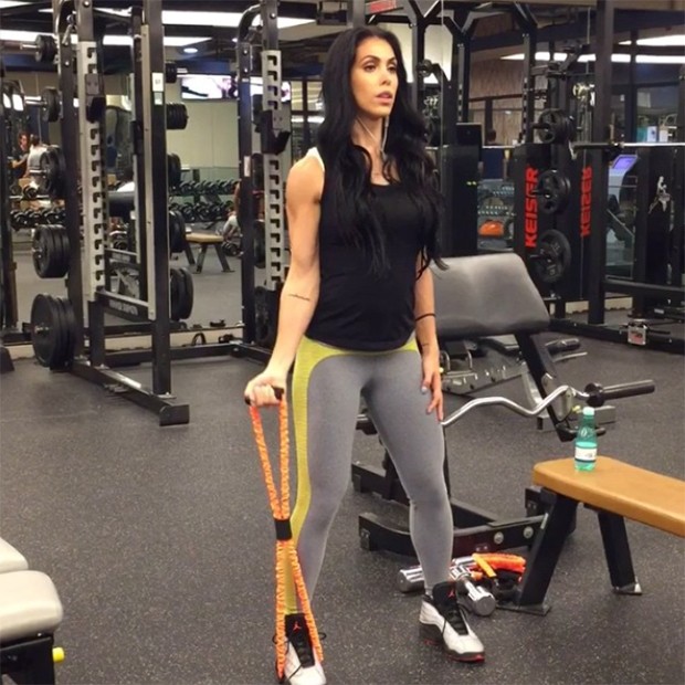 Bella Falconi dá dicas de malhação para grávidas