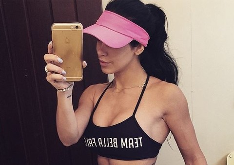 Grávida, Bella Falconi exibe barriga e anuncia nome da filha