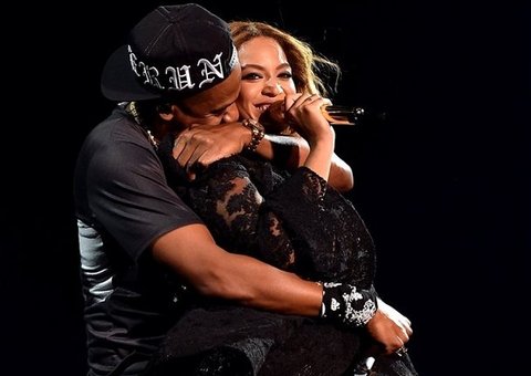 Beyoncé e Jay Z trocam carinho no palco 