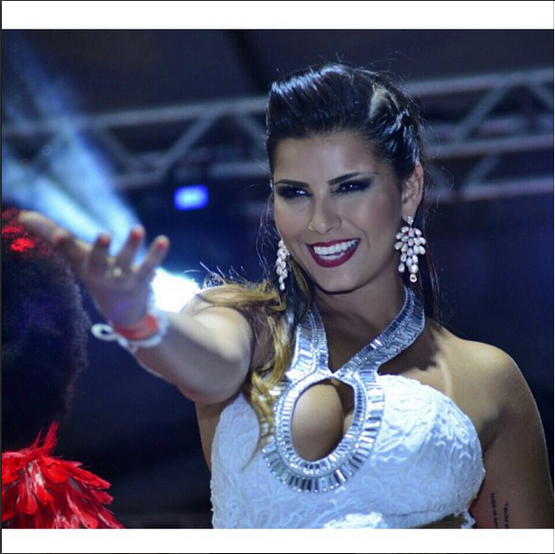 Rainha de bateria, Bianca Leão samba muito e acaba com os pés sangrando