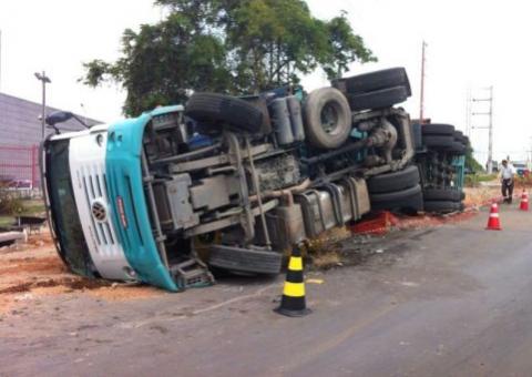 Carreta tomba na bola da Gillette