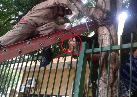 Adolescente tenta pular o muro e espeta o pé em ponta de ferro