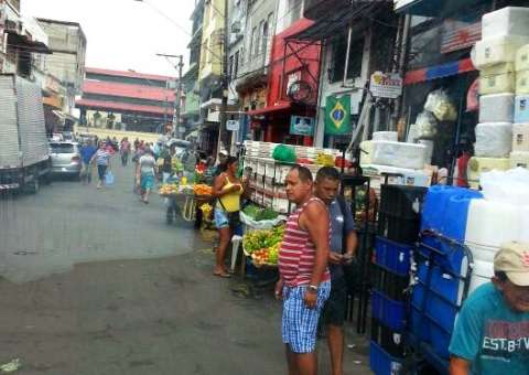 Comerciantes tomam pista e calçadas da Barão de São Domingos, no Centro