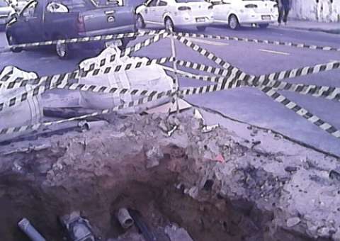 Concessionária abre cratera na rua e desliga linhas telefônicas