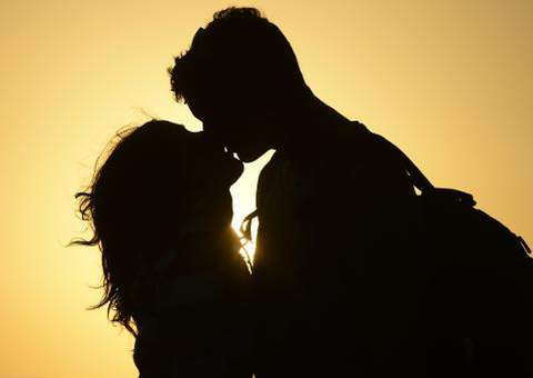 Universitários do Zimbábue revoltados com proibição de beijos