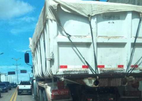 Caçamba estaciona na saída da passagem de nível da Darcy Vargas