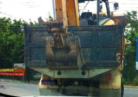 Trator vai passear em caçamba na Torquato