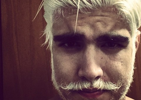  Caio Castro pega fãs de surpresa com novo visual exótico