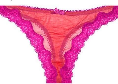 Homem acorda do procedimento cirúrgico de calcinha rosa 