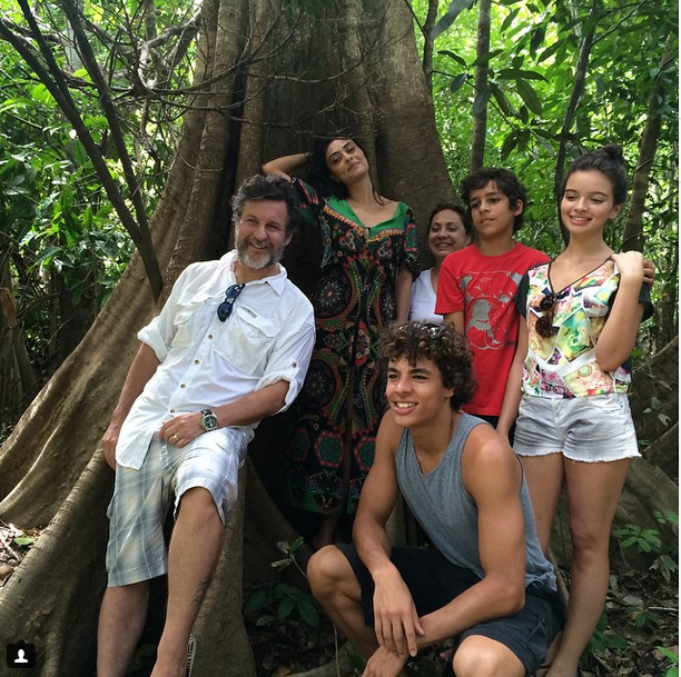Antonio Calloni posa com tambaqui gigante em Manaus
