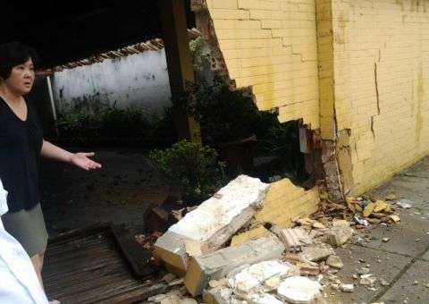 Caminhão bate em Fit que derruba fachada de restaurante