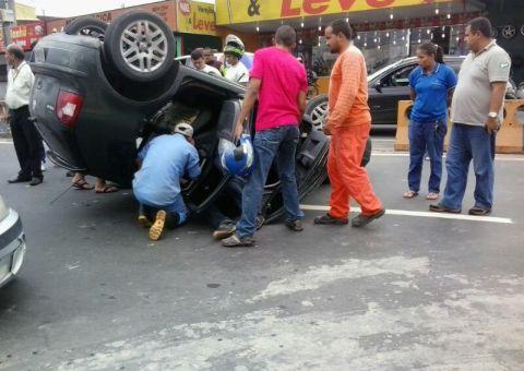 Dente-de-dragão e imprudência fazem carro capotar
